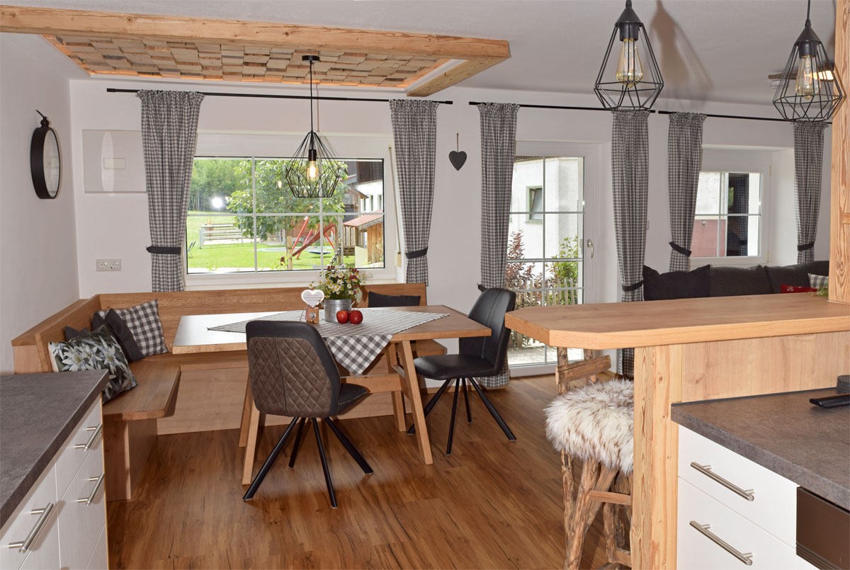 Wohnküche mit Blick in den Garten